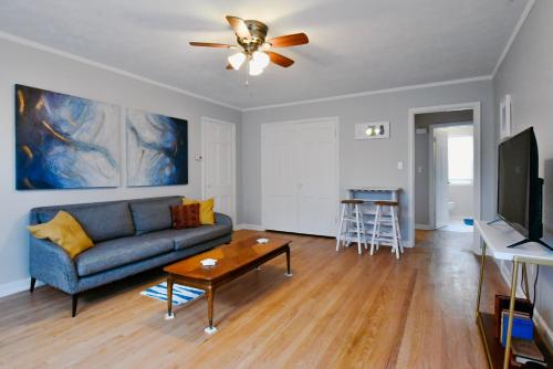 a living room with a blue couch and a tv at Cozy 1B Apt-Close to Hospital, Grocery, Midtown in Omaha