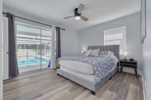 Ένα ή περισσότερα κρεβάτια σε δωμάτιο στο Poolside Paradise Clearwater Family Friendly House