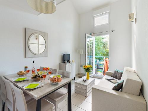 une salle à manger et un salon avec une table et des chaises dans l'établissement Apartment in France near the Coastline, à Saint-Palais-sur-Mer