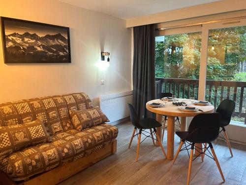 Studio skis aux pieds, 3 pers, centre Méribel, balcon, TV, fibre