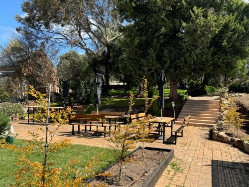 Jardín al aire libre en Auburn Garden Suites