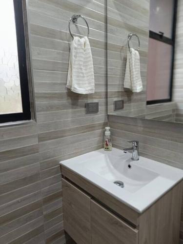 a bathroom with a sink and a mirror at Avemaría! in Puente Nacional