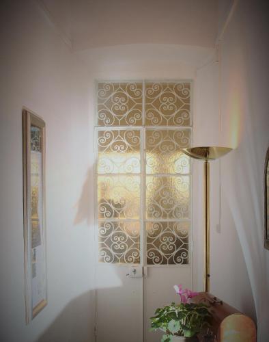 a room with a door with a pattern on the wall at Alandroal Guest House, Hotel in Alandroal