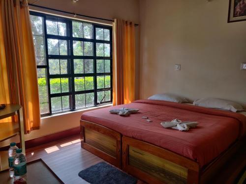 Postel nebo postele na pokoji v ubytování Dubare Inn Coorg