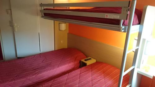 Postel nebo postele na pokoji v ubytování Premiere Classe Bordeaux Eysines-Tour de Gassies