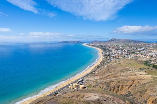 eine Luftaufnahme des Strandes in Kapstadt in der Unterkunft Casa da Graça by An Island Apart in Porto Santo