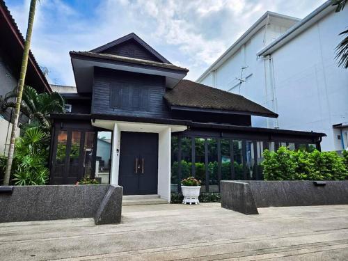 Budova, kde se vila nachází