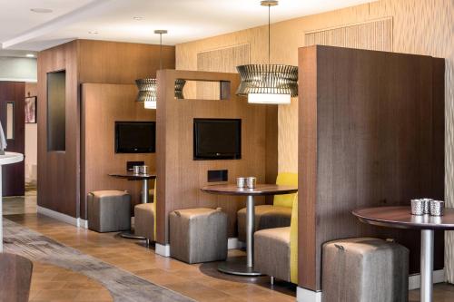 Μια τηλεόραση ή/και κέντρο ψυχαγωγίας στο Courtyard by Marriott Waldorf