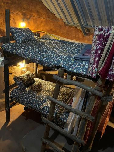 Katil atau katil-katil dalam bilik di Doendin Mudbrick hostel