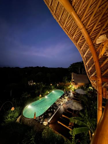 Der Swimmingpool an oder in der Nähe von Penida Bambu Green Suites