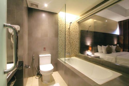 Crystal Lotus Hotel Yogyakartaにあるバスルーム
