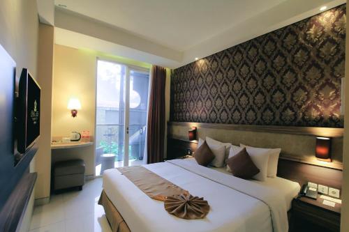 Crystal Lotus Hotel Yogyakartaにあるベッド