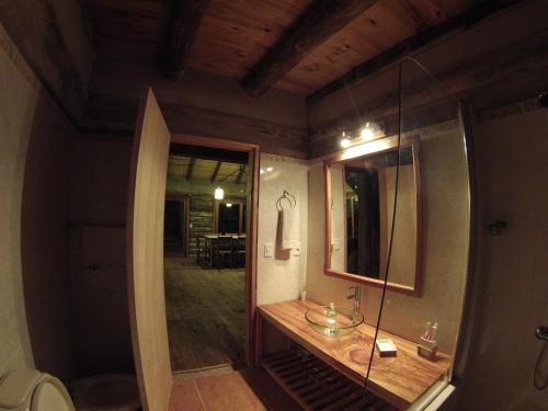 uma casa de banho com um lavatório e um espelho em Cabaña Navajuá em La Paloma