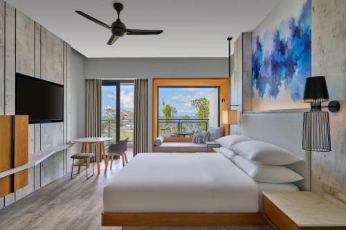Un ou plusieurs lits dans un hébergement de l'établissement Perhentian Marriott Resort & Spa