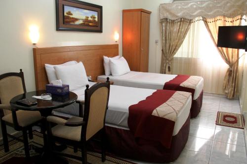  Al Ahrar Hotel -  Room  picture :   Minibar    Shower    Bath                           