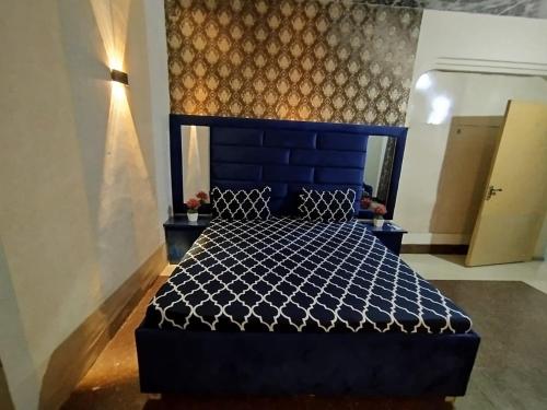 Giường trong phòng chung tại Lux Living Lodge Guest House