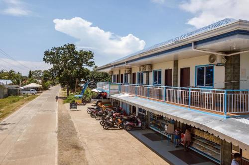un gruppo di motociclette parcheggiate fuori da un edificio di Diane Sunshine Villa Panglao near Beach a Panglao