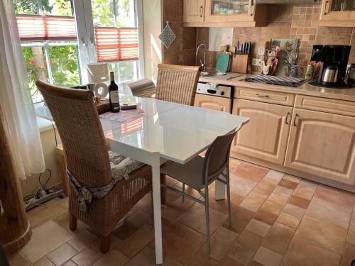 Kuchyň nebo kuchyňský kout v ubytování Boddenhus Fuhlendorf