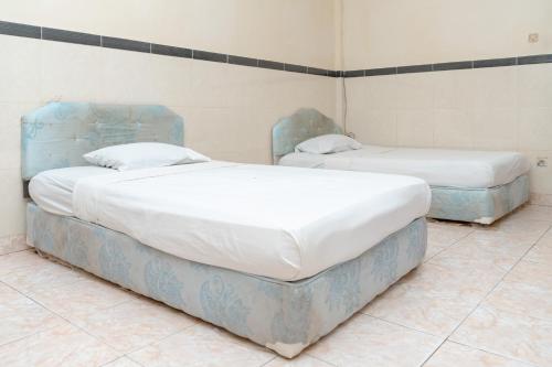 Postel nebo postele na pokoji v ubytování Hotel Musi Entrop 2 Jayapura RedPartner