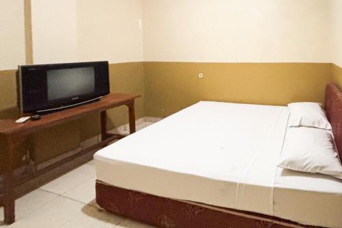 Postel nebo postele na pokoji v ubytování Hotel Musi Entrop 2 Jayapura RedPartner
