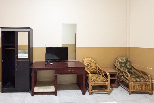 TV a/nebo společenská místnost v ubytování Hotel Musi Entrop 2 Jayapura RedPartner