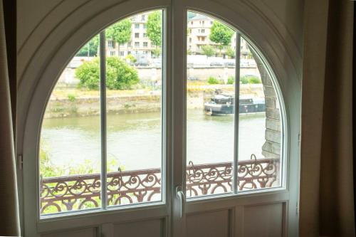 Seine-Front Apt in Stone House with parking and garden, Lacroix Island