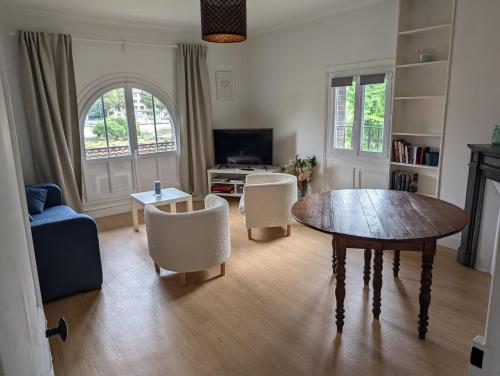 Seine-Front Apt in Stone House with parking and garden, Lacroix Island