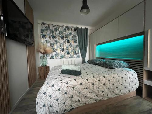 une chambre avec un lit et une grande fenêtre dans l'établissement Appartement à 100m de la plage, à La Barre-de-Monts