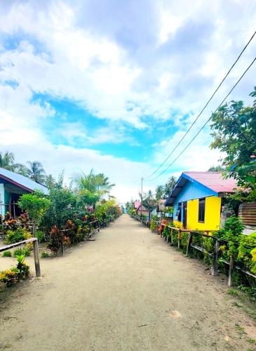 a dirt road with houses on the side of it at Nyandetor Homestay in Yennanas Besir