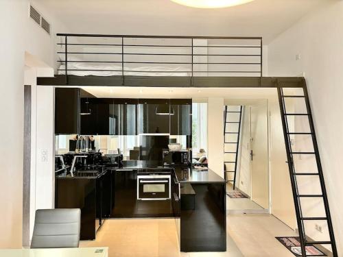 Cette chambre comprend une mezzanine et une cuisine. dans l'établissement Cannes Appartement 1 chambre - 26H, à Cannes
