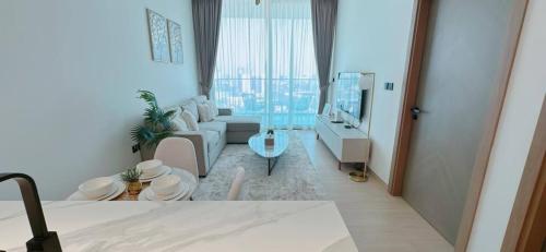 Modern 1br In Jvc Balcony, Pool & Free Parking