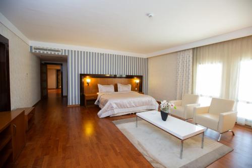 Postel nebo postele na pokoji v ubytování Anemon Grand Malatya Otel