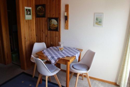 a table with two chairs and a table and a table and chairsktop at Haus Reese in Buntenbock