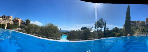 Photo de la galerie de l'établissement Cap Estérel Vivez le Prestige dans un Spacieux Appartement Haut de Gamme avec Vue Mer, piscines, à Saint-Raphaël