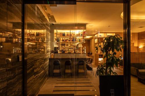 Kyoto Shijo Takakura Hotel Grandereverie — Lounge or bar