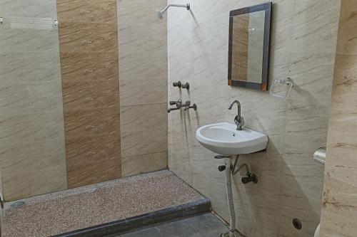 Ένα μπάνιο στο Hotel Shree Sai Dham Near New Delhi Railway Station, Paharganj