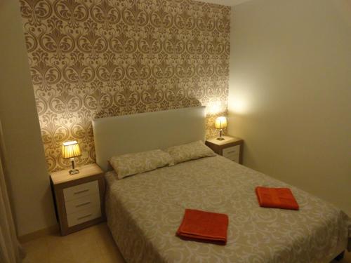 1 dormitorio con 1 cama con 2 toallas en Apartment Las Salinas, en Estepona