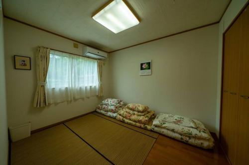 Postel nebo postele na pokoji v ubytování 里の家