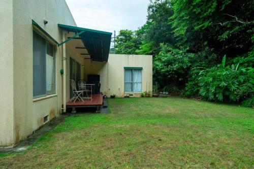 a house with a yard with a bench and a patio at 里の家 in Okuma