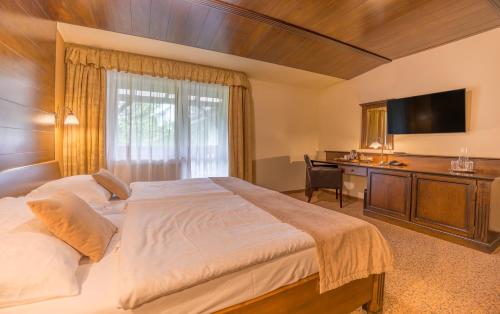 Posteľ alebo postele v izbe v ubytovaní APLEND Wellness Hotel Borovica