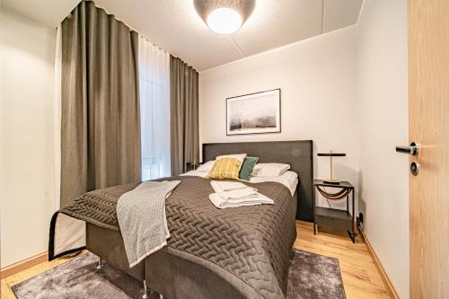 een slaapkamer met een bed en een raam bij Ski Chalet C10 Levi Center incl 2 ski passes by Aavalevi in Levi