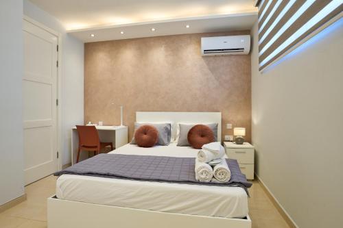 Designer Finished Apartmentにあるベッド