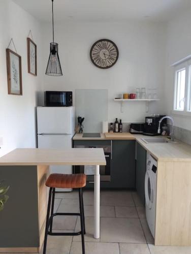 une cuisine avec un comptoir et une table à l'intérieur dans l'établissement Détente sous le figuier, à La Garde