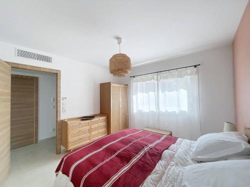 une chambre avec un lit, une commode et une fenêtre dans l'établissement Vue imprenable sur la baie de Calvi, à Calvi