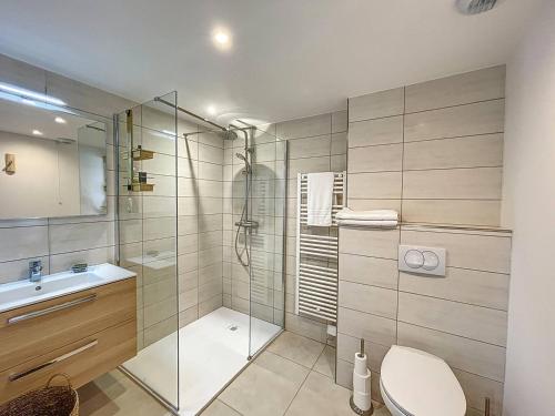 une salle de bain avec une douche, des toilettes et un lavabo dans l'établissement Vue imprenable sur la baie de Calvi, à Calvi