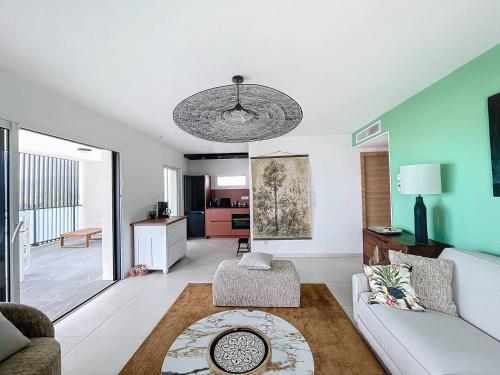 un salon avec un canapé et une table dans l'établissement Vue imprenable sur la baie de Calvi, à Calvi