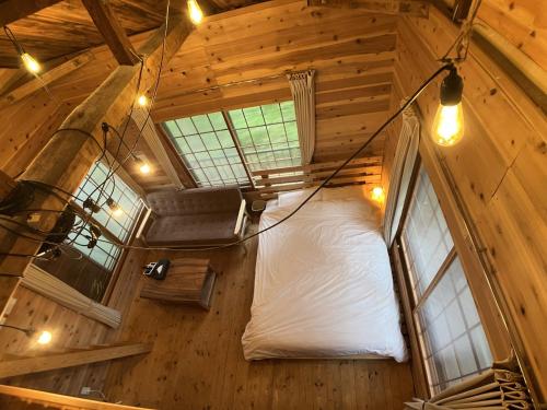 an overhead view of a bedroom in a tree house at 南箱根ツリーハウス in Kannami