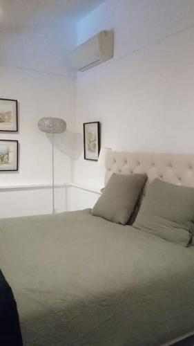 Ένα ή περισσότερα κρεβάτια σε δωμάτιο στο maisonnette provençale piscine le petit colibri