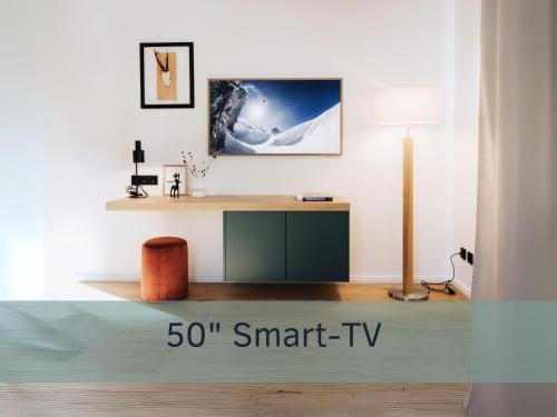 Die Karwendelsuite - 5 Sterne FeWo mit bestem Bergblick, zentrumsnah & ruhig gelegen, familienfreundlichにあるテレビまたはエンターテインメントセンター