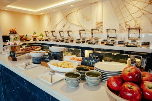 ein Buffet mit Tellern und Schüsseln voller Essen in der Unterkunft Vedic Village Retreat Kodungallur in Kochi